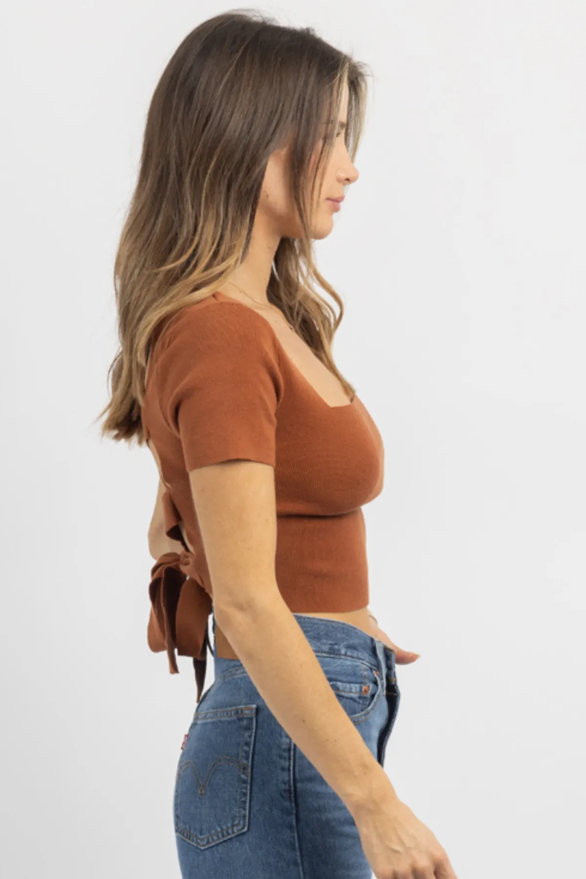 RUST SHORT SLEEVE KNIT TIE-BACK CROP