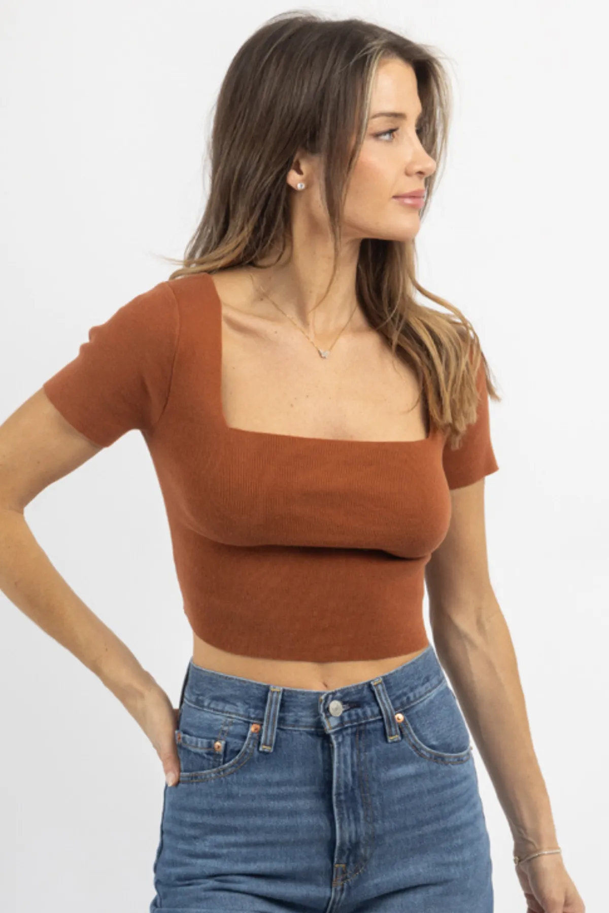 RUST SHORT SLEEVE KNIT TIE-BACK CROP